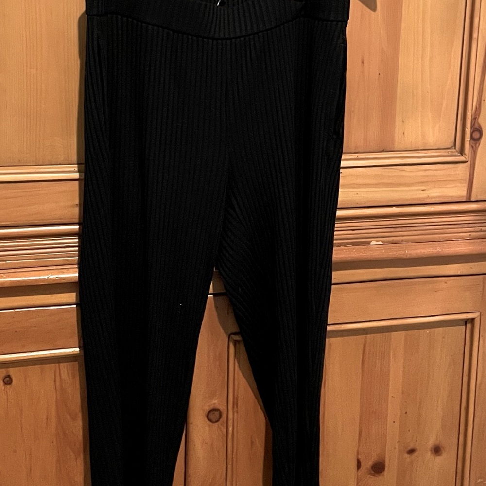 Eileen Fisher cropped ribbed knit pull on pants. Black